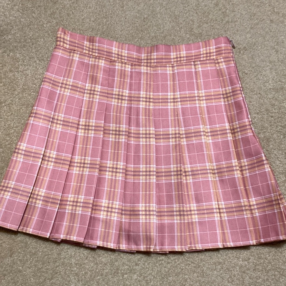 pink gingham?? pleated pink skirt!!